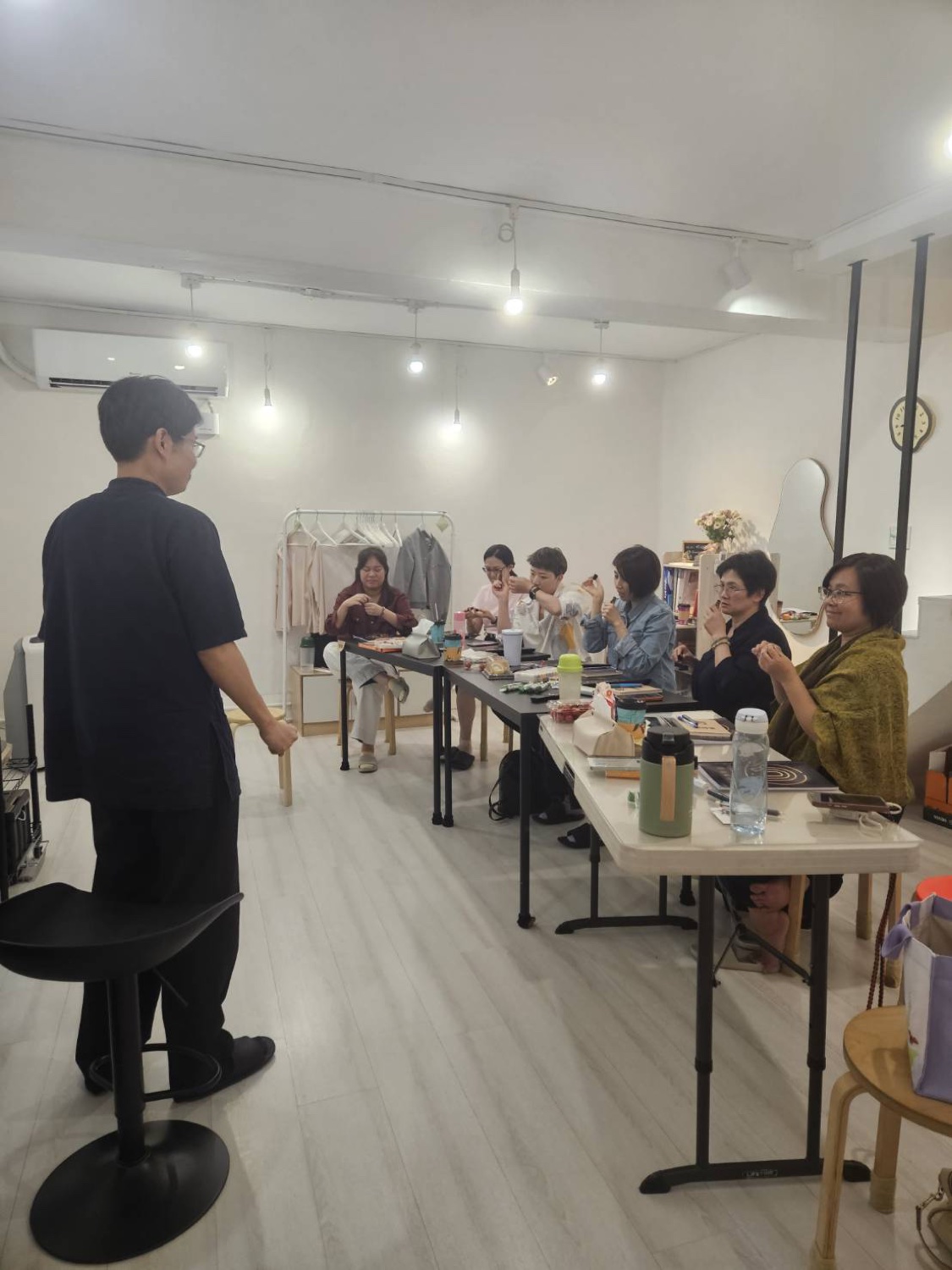 阡源老師帶領學員進行課堂練習